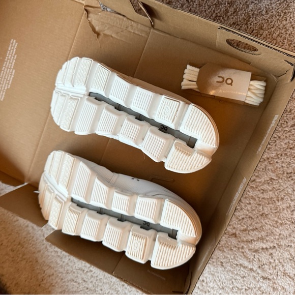 On Running White Sneakers Minimalist Design Everyday Wear - Picture 4 of 12